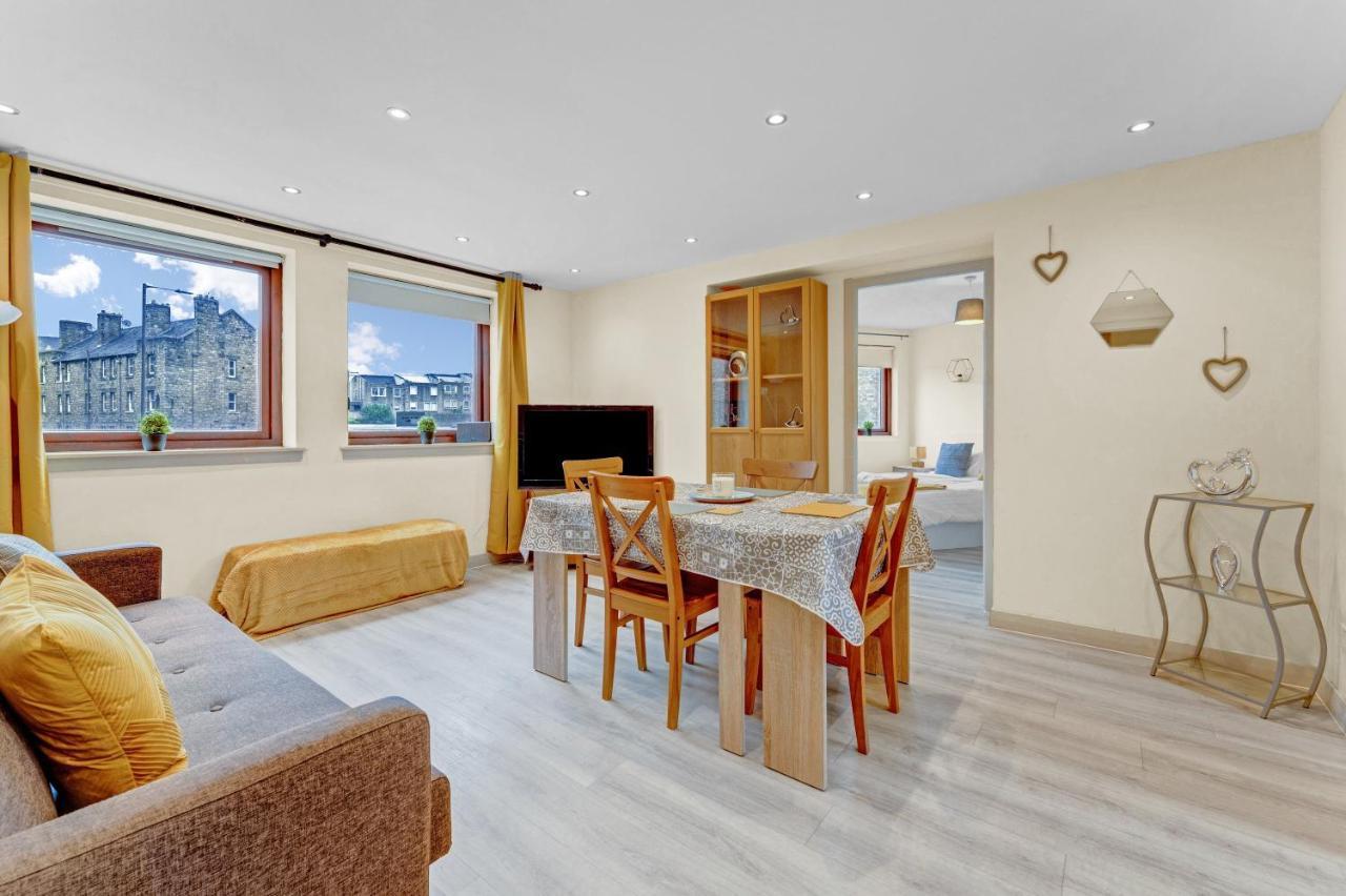 Modern & Spacious 3 Bedroom In Heart Of - Private Car Park On Site & Stunning Views Of Arthur Seat - Sleeps 10 Appartement *